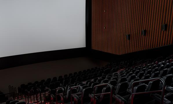电影院的墙壁会做成凹凸不平或多孔的样子是什么